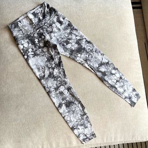 Lululemon Wunder Under High-Rise Tight
28" *Dual Shibori Full-On Luxtreme - sz 6